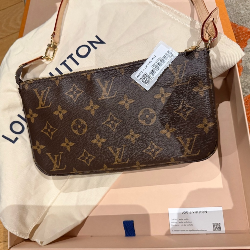 Louis Vuitton Monogram pochette - Picture 4 of 11